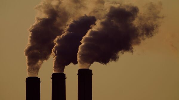 Выбросы из дымовых труб угольной электростанции, фото из архива - Sputnik Azərbaycan