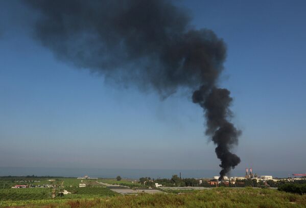 Дым от пожара на территории нефтехранилищ Захрани на юге Ливана. - Sputnik Азербайджан