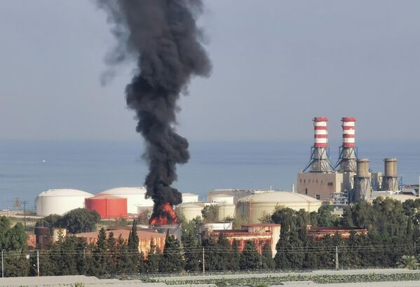 Дым от пожара на территории нефтехранилищ Захрани на юге Ливана. - Sputnik Азербайджан