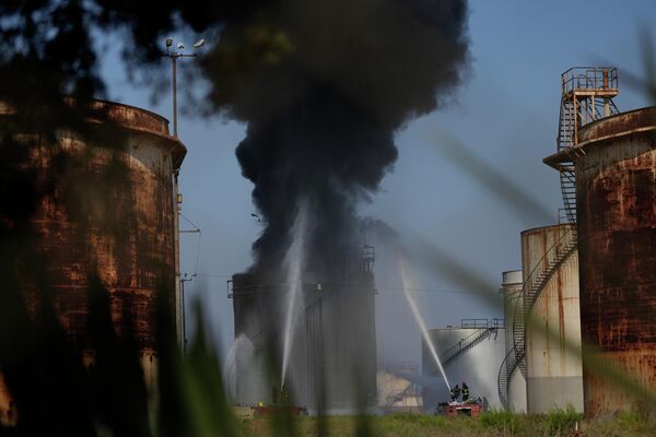 Пожарные работают над тушением пожара на нефтяном предприятии в южном городе Захрани. - Sputnik Азербайджан