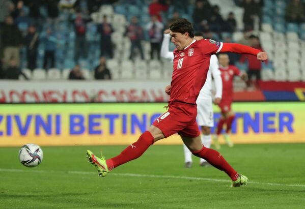 Счет в матче был открыт с пенальти на 30-й минуте, отличился Душан Влахович. - Sputnik Азербайджан