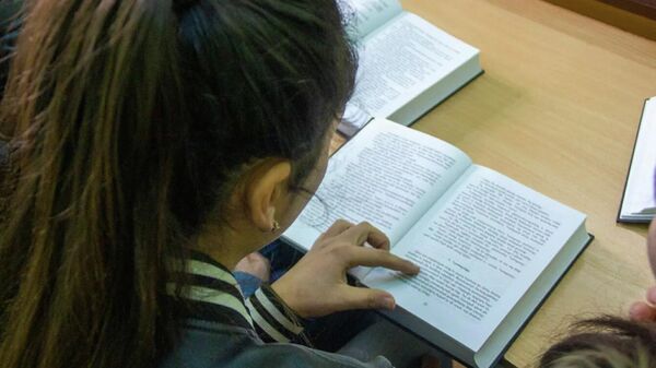 Девушка за чтением книги на армянском языке - Sputnik Азербайджан