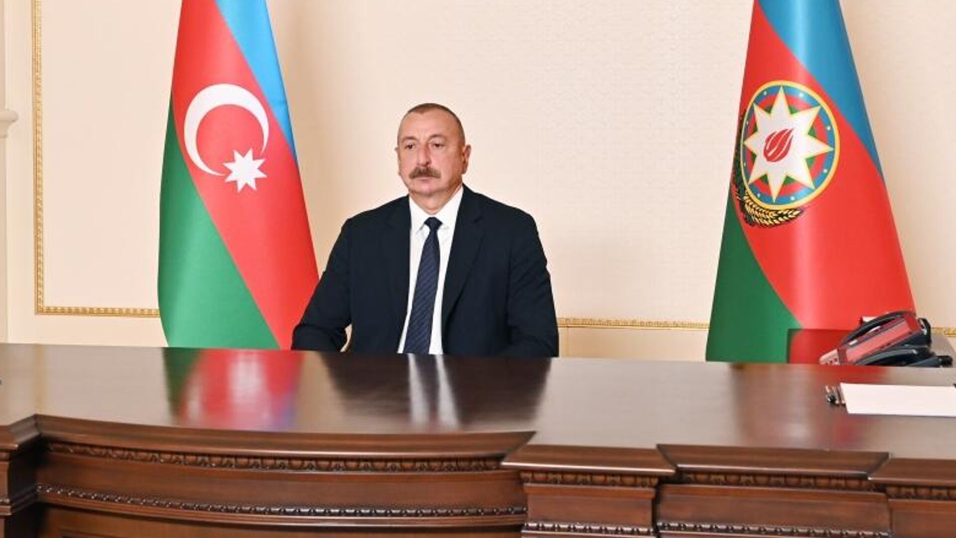 Президент Азербайджана Ильхам Алиев 7 октября дал интервью итальянской газете La Repubblica - Sputnik Азербайджан, 1920, 24.02.2022