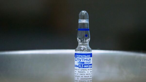 Ампула с однокомпонентной вакциной Спутник Лайт против короновирусной инфекции - Sputnik Азербайджан