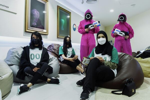 Участники &quot;Игры в кальмара&quot; в Корейском культурном центре в Абу-Даби, ОАЭ. - Sputnik Азербайджан