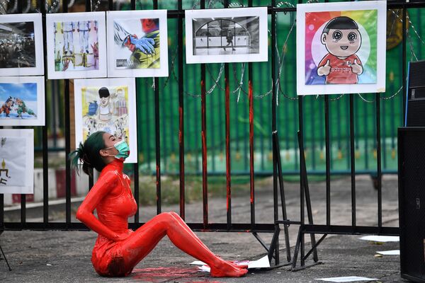 Демонстрация против правительства премьер-министра Таиланда и в поддержку освобождения политических заключенных у следственной тюрьмы Бангкока. - Sputnik Азербайджан