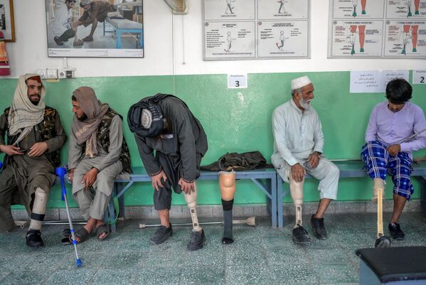 Член Талибана* примеряют свои новые протезы в Реабилитационном центре Международного комитета Красного Креста в Кабуле. - Sputnik Азербайджан