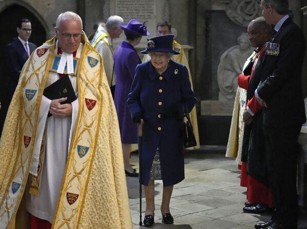 Британская королева Елизавета II на службе по случаю столетия Королевского британского легиона в Вестминстерском аббатстве в Лондоне. - Sputnik Азербайджан