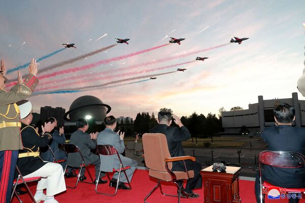 Ким Чен Ын наблюдает за демонстрационным полетом во время церемонии открытия выставки оборонного развития &quot;Самооборона-2021&quot; в Пхеньяне. - Sputnik Азербайджан