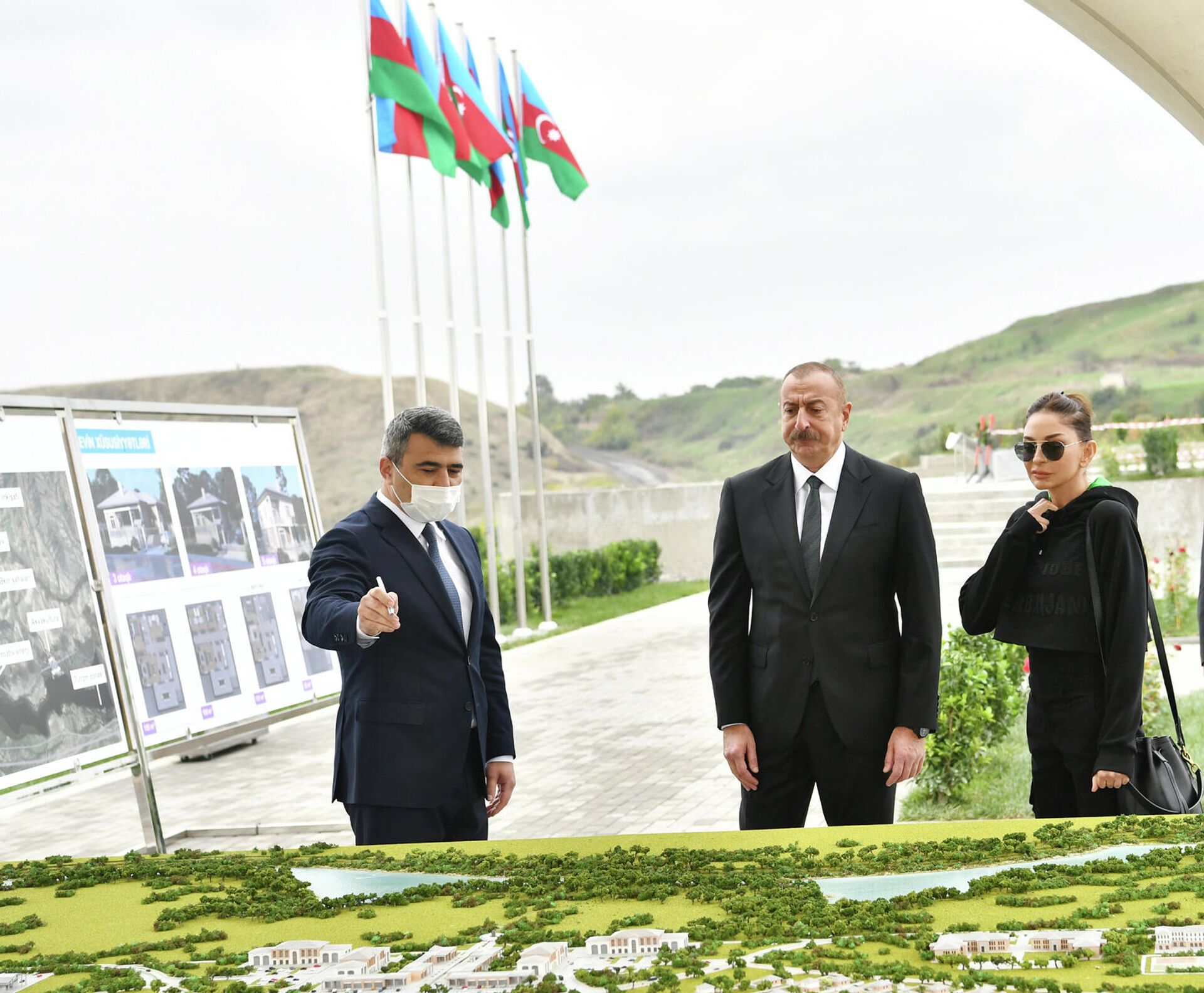 Президент Ильхам Алиев и Первая леди Мехрибан Алиева совершили поездку в Физулинский район - Sputnik Азербайджан, 1920, 17.10.2021
