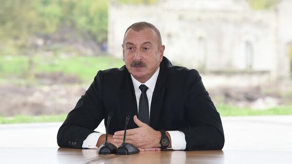 Президент Ильхам Алиев и Первая леди Мехрибан Алиева совершили поездку в Физулинский район - Sputnik Азербайджан