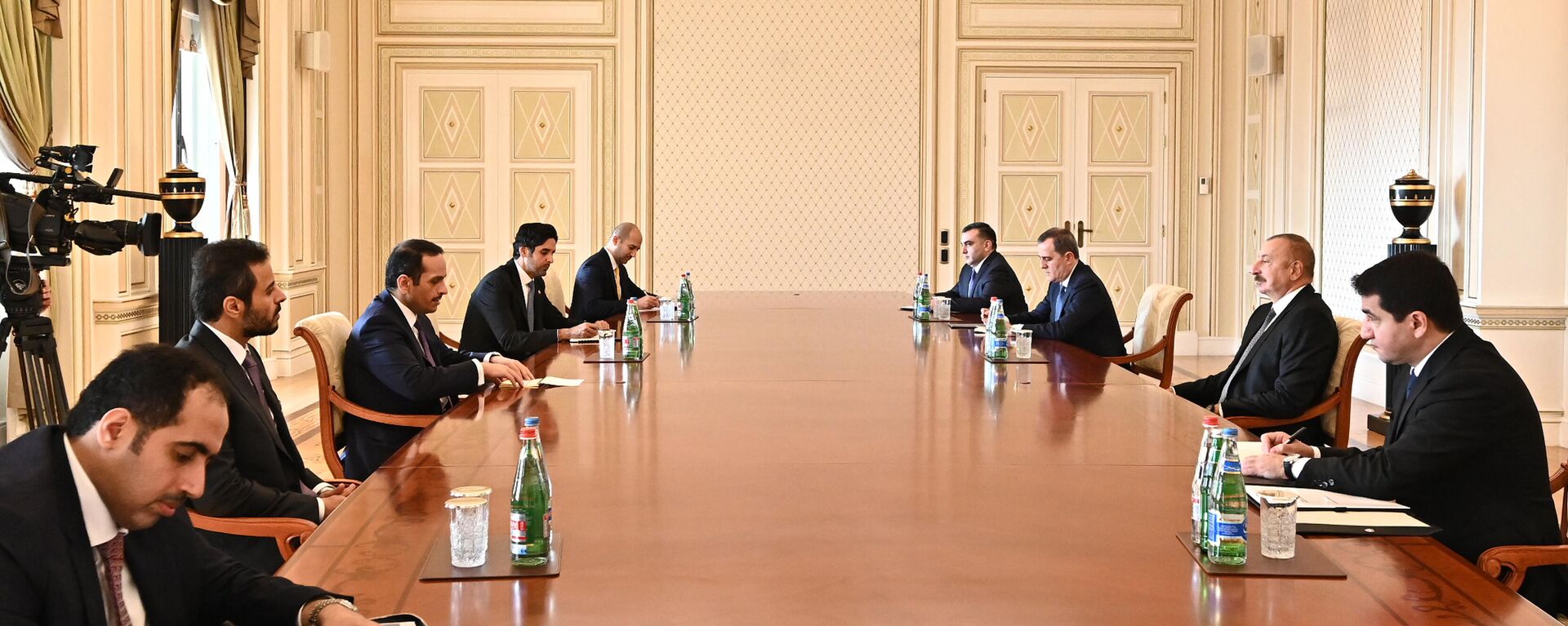 Президент Ильхам Алиев принял делегацию Катара во главе с вице-премьером этой страны шейхом Мохаммедом бин Абдулрахманом Аль-Тани - Sputnik Азербайджан, 1920, 18.10.2021
