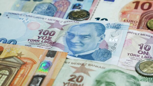 Банкноты турецких лир и евро, фото из архива - Sputnik Азербайджан