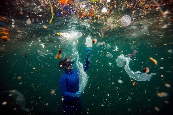 Работа фотографа Шебнем Кошкун &quot;Новая опасность для подводного мира: отходы COVID-19&quot;. Гран-при - Sputnik Азербайджан
