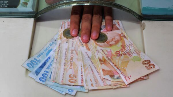  Сотрудник пункта обмена валюты обменивает иностранную валюту на турецкие лиры, фото из архива - Sputnik Азербайджан