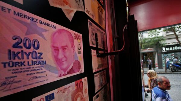 Увеличенные копии банкнот турецких лир на стене пункта обмены валюты в Стамбуле, фото из архива - Sputnik Азербайджан