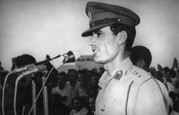 1 сентября 1969 года группа повстанцев под командованием капитана Каддафи захватила королевский дворец, правительственные учреждения, радио и телевидение. Он занял пост председателя Совета революционного командования и верховного главнокомандующего. С этого времени Каддафи фактически управлял страной.  - Sputnik Азербайджан