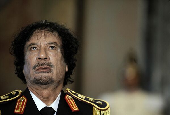 Каддафи пережил несколько покушений на свою жизнь.  Начавшиеся в середине февраля 2011 года протесты с требованием отставки Муаммара Каддафи быстро переросли в беспорядки, против демонстрантов была брошена правительственная армия. 19 марта 2011 года страны НАТО начали бомбардировки Ливии. Поводом для военной операции стали вооружённые столкновения между правительственной армией Джамахирии и повстанцами. При этом командование каждой из стран — участниц операции выбрало собственное кодовое название для боевых действий: американская версия звучала как «Одиссея. Рассвет» (Odyssey Dawn), французские военные назвали операцию «Харматтан», Лондон — «Эллами». Результатом западного вторжения стало падение правительства Муаммара Каддафи. В августе 2011 года верная Джамахирии армия отступила из Триполи, в октябре — из Сирта. - Sputnik Азербайджан