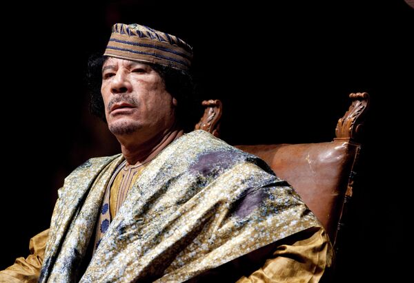 Тело Каддафи в течение почти четырех дней было выставлено на всеобщее обозрение в одном из промышленных холодильников в Мисрате. Затем останки были погребены в пустыне, а место захоронения оставалось в секрете. - Sputnik Азербайджан