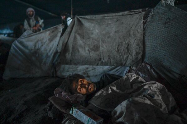 Наркоман, спящий под мостом в Кабуле, где собираются сотни наркозависимых. - Sputnik Азербайджан