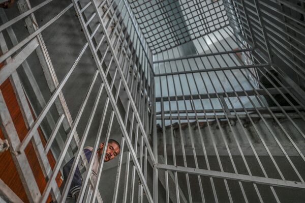 Наркоман на лестнице в больнице им. Авиценны в Кабуле. - Sputnik Азербайджан