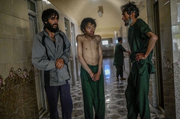Наркоманы, ожидающие принятия душа в отделении детоксикации в больнице Кабула, Афганистан. - Sputnik Азербайджан