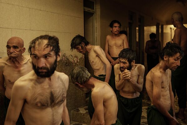 Потребители наркотиков, задержанные во время рейда талибов. - Sputnik Азербайджан