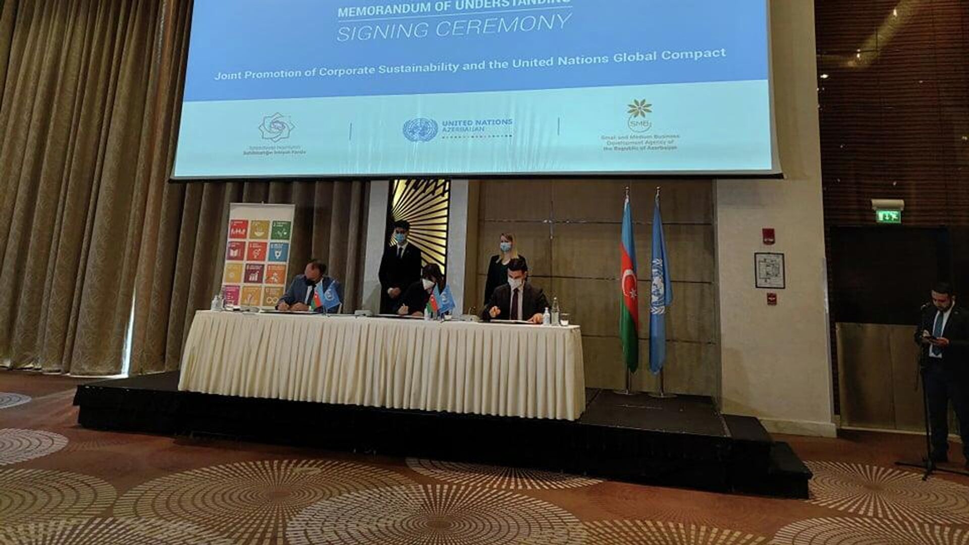 Церемония подписания меморандума о взаимопонимании между офисом ООН в Азербайджане, Фондом развития предпринимательства и Агентством по развитию малого и среднего бизнеса (KOBİA) - Sputnik Азербайджан, 1920, 22.10.2021