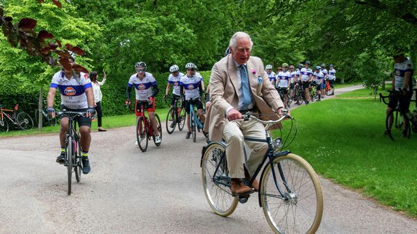 Британский принц Чарльз едет на велосипеде в Лондоне - Sputnik Азербайджан