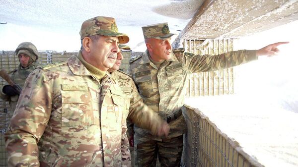 Закир Гасанов понаблюдал за противником с боевых позиций в Карабахе - Sputnik Азербайджан