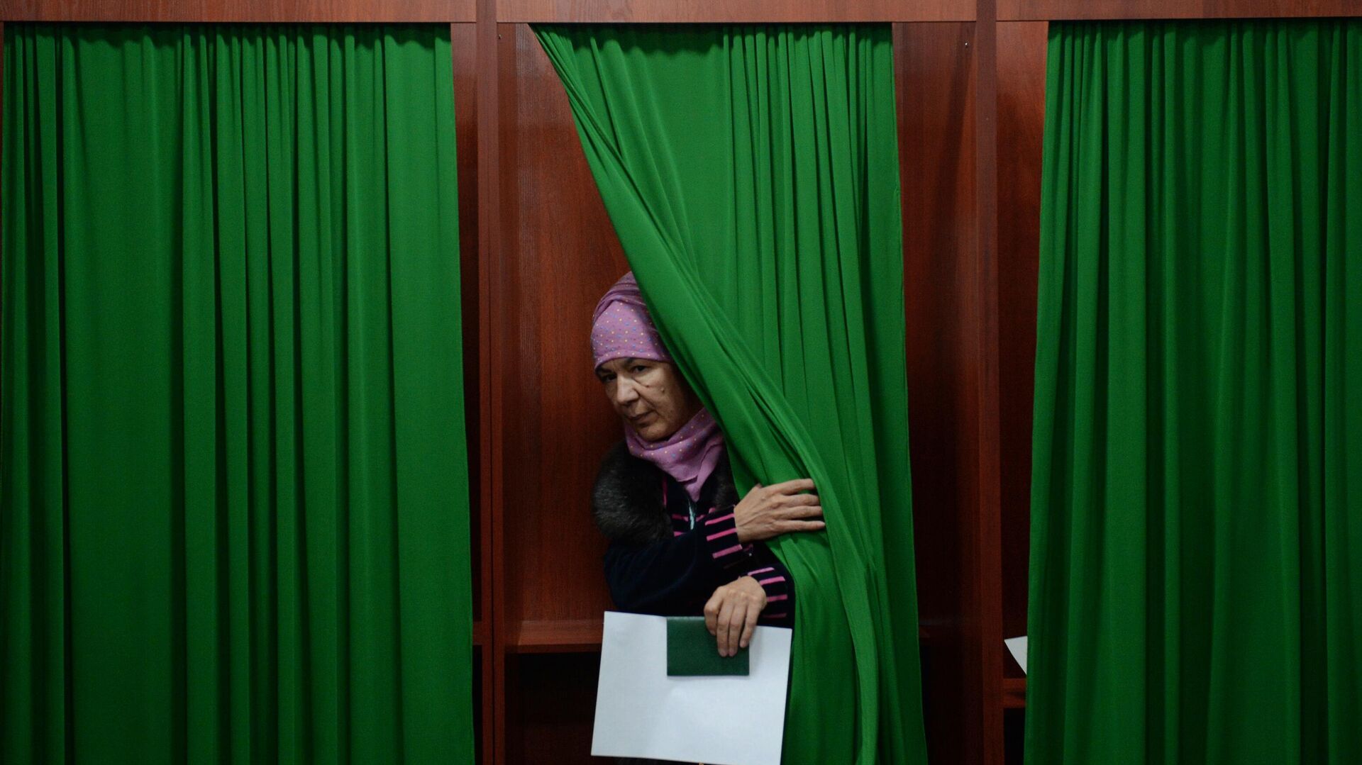 Женщина голосует на избирательном участке во время выборов президента Узбекистана, фото из архива - Sputnik Азербайджан, 1920, 24.10.2021