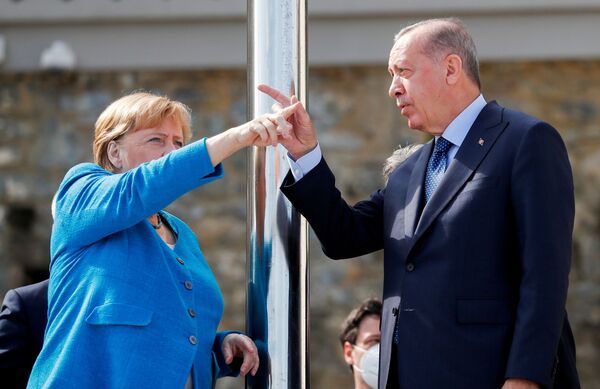 Президент Турции Реджеп Тайип Эрдоган и канцлер Германии Ангела Меркель в Стамбуле, Турция. - Sputnik Азербайджан