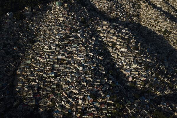 Вид сверху на район Жалуиз в Порт-о-Пренсе, Гаити. - Sputnik Азербайджан