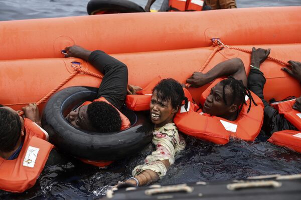Спасение мигрантов в 35 милях от Ливии. - Sputnik Азербайджан