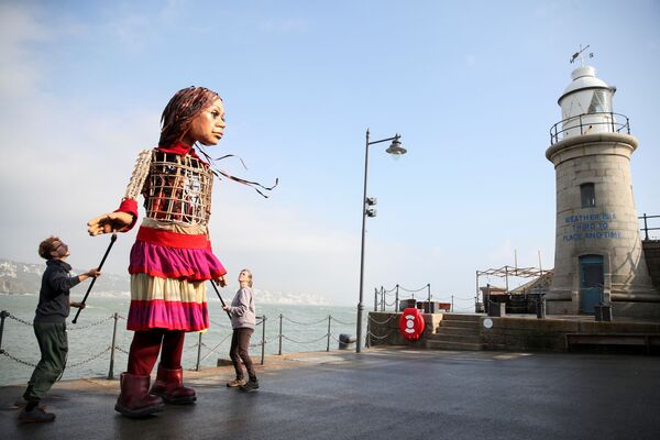 3,5 метровая кукла-марионетка Little Amal в образе сирийской девочки в Фолкстоне. - Sputnik Азербайджан