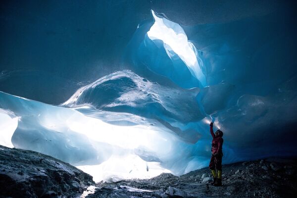 Гляциолог Андреа Фишер из Австрийской академии наук исследует ледник Ямтальфернер. - Sputnik Азербайджан