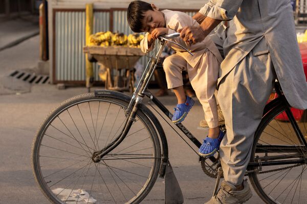 Мальчик уснул на велосипеде, Кабул, Афганистан. - Sputnik Азербайджан