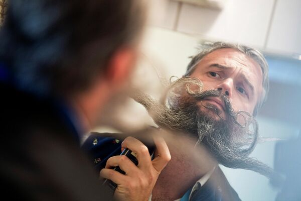 Вот так он укладывает бороду во время чемпионата Германии по усам и бороде. - Sputnik Азербайджан