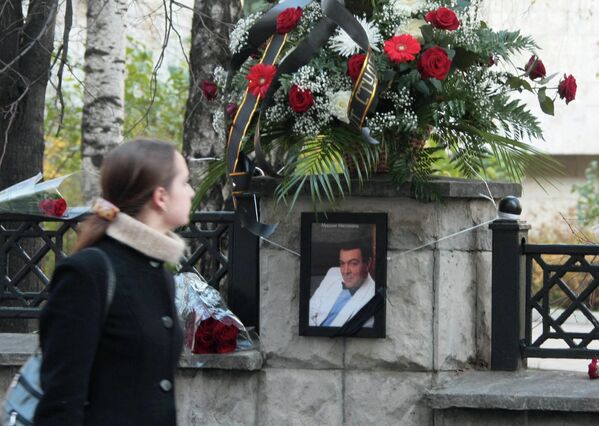 У дома в Леонтьевском переулке, где жил Муслим Магомаев, в день его смерти собираются люди, которых объединяет любовь к творчеству выдающегося певца. - Sputnik Азербайджан