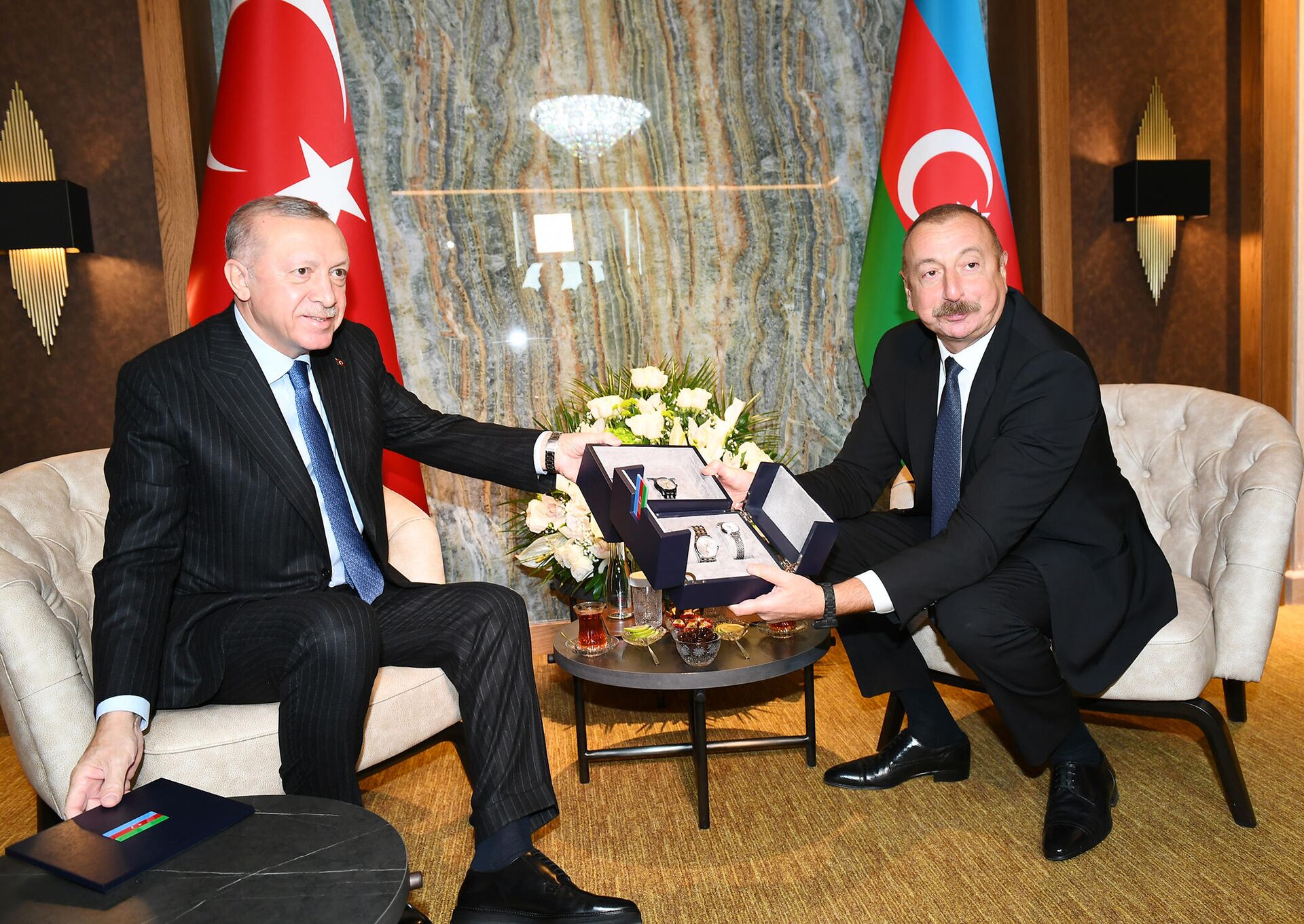 Реджеп Тайип Эрдоган подарил Президенту Ильхаму Алиеву часы с изображением «Харыбюльбюль»  - Sputnik Азербайджан, 1920, 26.10.2021