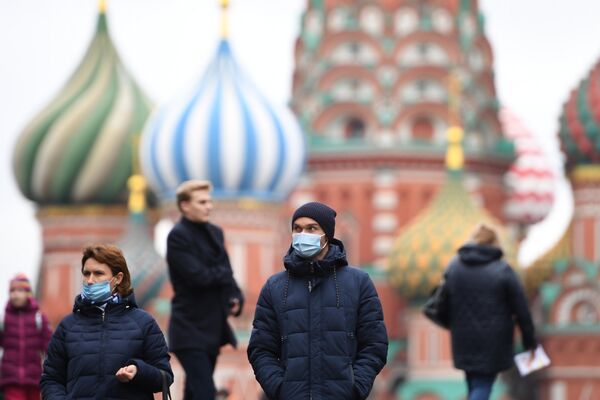 Туристы гуляют по Красной площади в Москве. Возможность путешествовать у россиян пока еще есть.   - Sputnik Азербайджан