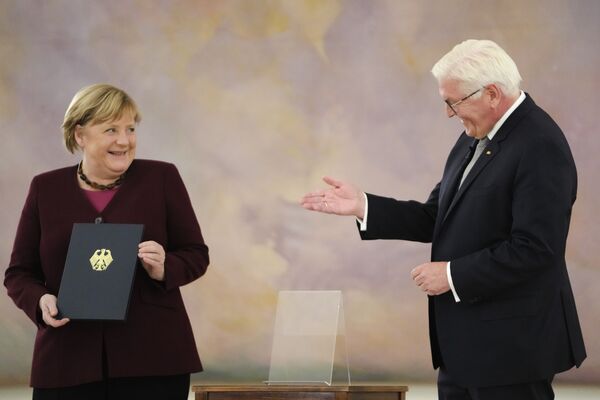 Канцлер Германии Ангела Меркель получает свидетельство об отставке от президента Германии Франка-Вальтера Штайнмайера. - Sputnik Азербайджан