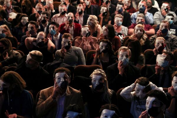 Зрители в масках в честь возвращения &quot;Призрака оперы&quot; на Бродвей в театре Маджестик в Нью-Йорке. - Sputnik Азербайджан
