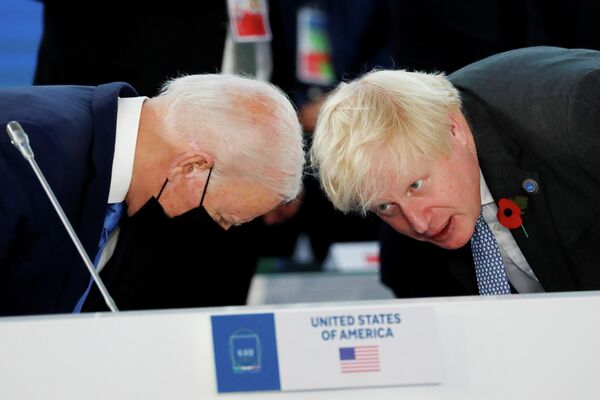 Президент США проигнорировал прессу после двусторонней встречи с Борисом Джонсоном. А эта фотография с саммита вдохновила создателей мемов. - Sputnik Азербайджан