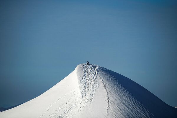 Научная сотрудница Нинис Росквист на вершине  Кебнекайсе на севере Швеции измеряет высоту горы с помощью GPS 26 августа 2021 года. Здесь глобальное потепление идет в три раза быстрее, чем в остальном мире. - Sputnik Азербайджан