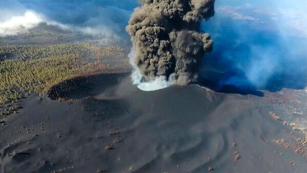 Вид с воздуха на большое облако пепла, выходящее из главного кратера вулкана Кумбре-Вьеха на острове Ла-Пальма на Канарских островах 4 октября. - Sputnik Азербайджан