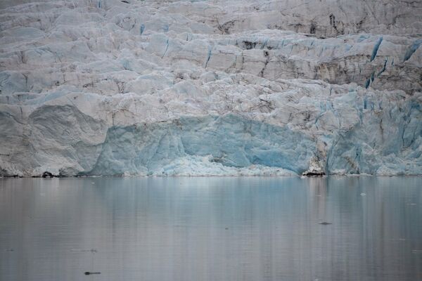 Вид на ледник Норденшельд, тающий и разрушающийся в океане, недалеко от Пирамиды, на Шпицбергене, северном норвежском архипелаге, 21 сентября 2021 года. - Sputnik Азербайджан