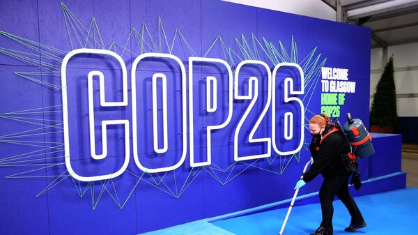 Сотрудница убирает зал перед саммитом COP26 в Шотландский Event Campus (SEC) в Глазго - Sputnik Азербайджан