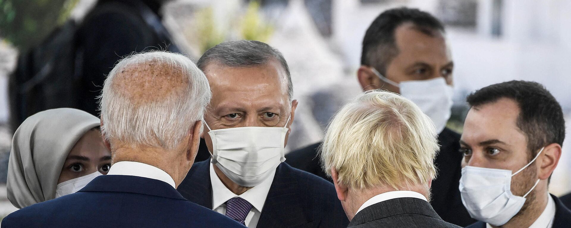 Президент Турции Реджеп Тайип Эрдоган беседует с президентом США Джо Байденом и премьер-министром Великобритании Борисом Джонсоном во время саммита лидеров G20 в Риме  - Sputnik Азербайджан, 1920, 01.11.2021