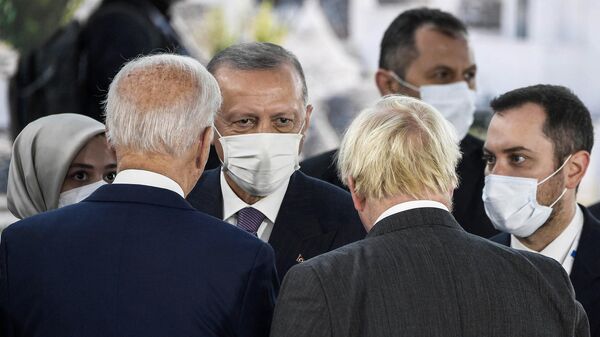 Президент Турции Реджеп Тайип Эрдоган беседует с президентом США Джо Байденом и премьер-министром Великобритании Борисом Джонсоном во время саммита лидеров G20 в Риме  - Sputnik Азербайджан